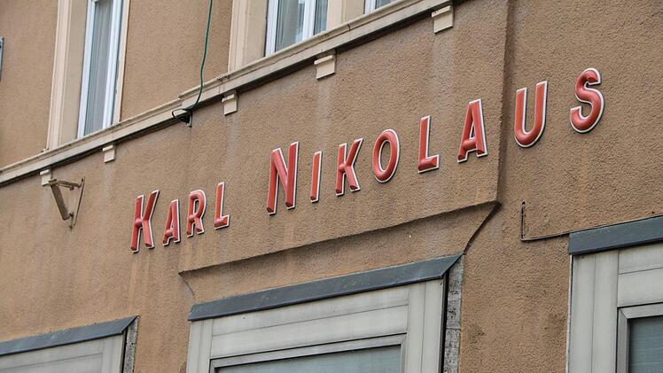 Die ehemalige Druckerei Nikolaus wird abgerissen. Dafür entsteht ein Haus mit neun Wohnungen sowie Büroräumen. Foto: Ulrike Müller