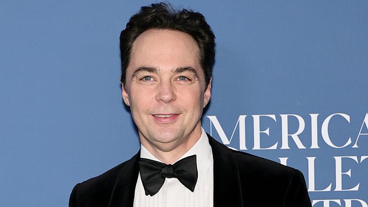 Jim Parsons war zuletzt als Sprecher ("Animal Farm"), Broadway-Schauspieler ("Our Town") und Produzent ("Call Me Kat") gefragt.