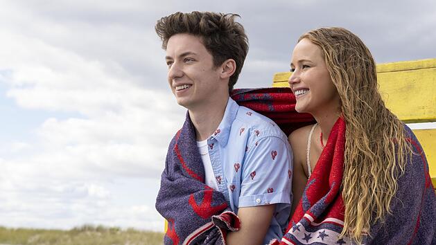 Maddie (Jennifer Lawrence) l&auml;sst nichts unversucht, um Percy (Andrew Barth Feldman) zu verf&uuml;hren.