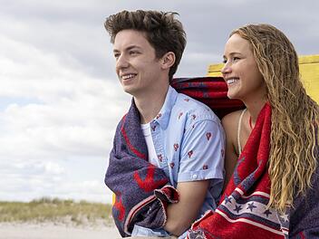 Maddie (Jennifer Lawrence) l&auml;sst nichts unversucht, um Percy (Andrew Barth Feldman) zu verf&uuml;hren.