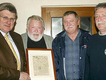 Vor vier Jahren schien die Welt beim Haßbergverein Bramberg noch in Ordnung: Kreisheimatpfleger und Vereinsmitglied Günter Lipp hielt ein Referat zum ältesten Mann der Welt aus Altenstein, das sich auch als Flop erwies,  bekam vom HBV-Kulturwart Alois Voigt einen historischen Stich überreicht: Mit auf dem Bild sind Vorsitzender Gregor Pecht und Ortssprecher Willi Pecht (im Bild von links).