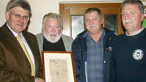 Vor vier Jahren schien die Welt beim Haßbergverein Bramberg noch in Ordnung: Kreisheimatpfleger und Vereinsmitglied Günter Lipp hielt ein Referat zum ältesten Mann der Welt aus Altenstein, das sich auch als Flop erwies,  bekam vom HBV-Kulturwart Alois Voigt einen historischen Stich überreicht: Mit auf dem Bild sind Vorsitzender Gregor Pecht und Ortssprecher Willi Pecht (im Bild von links).