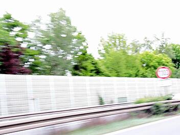 Grünes Licht aus Berlin: Lärmschutzwände an der A 73   soll es nicht nur für die Stadtseite, sondern für alle geben.  Foto: Nikolas Pelke/Archiv