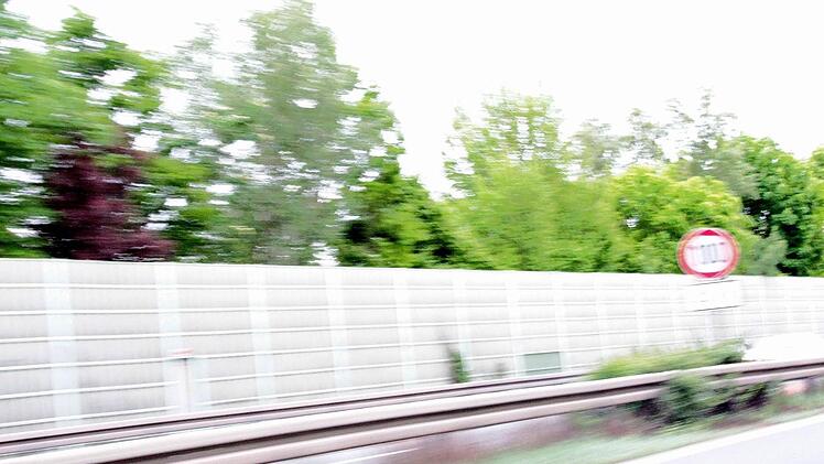 Grünes Licht aus Berlin: Lärmschutzwände an der A 73   soll es nicht nur für die Stadtseite, sondern für alle geben.  Foto: Nikolas Pelke/Archiv