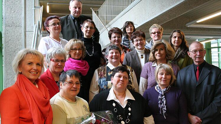 Für die einen der Tag des Abschieds, für die anderen eine Wegmarke in ihrem beruflichen Werdegang: Landrätin Tamara Bischof und Klinik-Vorstand Thilo Penzhorn (oben) ehrten und verabschiedeten Mitarbeiter der Klinik Kitzinger Land.  Foto: Sabine Paulus