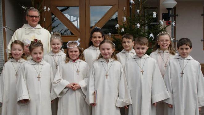 Erstmalig gingen Wildfleckener und Oberbacher Kinder gemeinsam zur Erstkommunion, die Pfarrer Florian Judmann in Oberbachs Pfarrkirche Mariä Himmelfahrt spendete. Foto:Johanna Kellermann