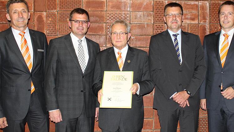 Kurz vor seiner Pensionierung wurde Leo Kraus noch mit der Ehrennadel des dt. Genossenschaftsverbandes geehrt. Foto: privat