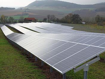 Die Solaranlage zwischen Hammelburg und Untererthal. Eine Photovoltaikanlage plant auch die Firma "Windstrom" in der Gemarkung Ramsthal auf der früheren Erdaushubdeponie. Foto: Archiv Markus Reeh