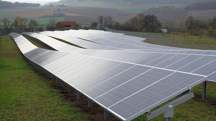 Die Solaranlage zwischen Hammelburg und Untererthal. Eine Photovoltaikanlage plant auch die Firma "Windstrom" in der Gemarkung Ramsthal auf der früheren Erdaushubdeponie. Foto: Archiv Markus Reeh