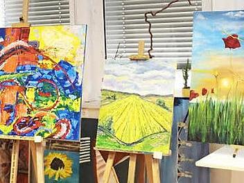 In einer Ausstellung wurde gezeigt, was die kleinen und großen Künstler leisten. Foto: Johanna Blum