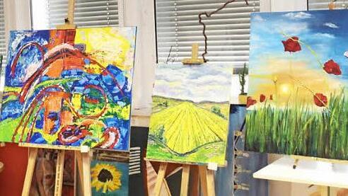 In einer Ausstellung wurde gezeigt, was die kleinen und großen Künstler leisten. Foto: Johanna Blum