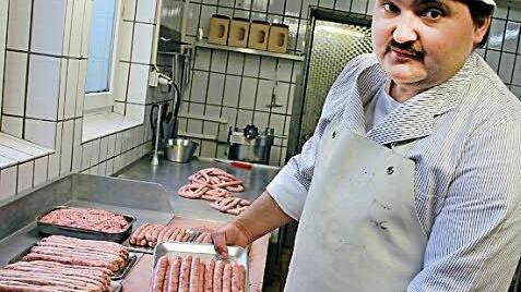Metzgermeister Volker Gagel aus Michelau hat gerade neue Bratwürste hergestellt. Hier zeigt er die die "Coburger Art", mit der er beim Bratwurstgipfel in Pegnitz den dritten Platz belegte.  Fotos: Andreas Schmitt