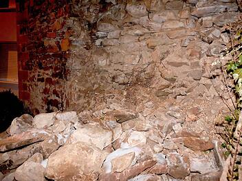 Die Thulbaer Klostermauer ist an einer Stelle eingestürzt. Foto: Gerd Schaar