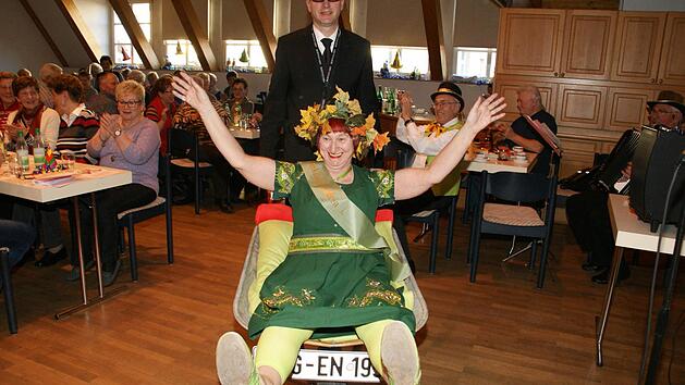 Auf Touren: Michael Ziegler als Security und Andrea Neuß als Eltmanner Weinkönigin, die beim Lied "Alles, bloß ka Wasser net" alles gab.  Foto: sw