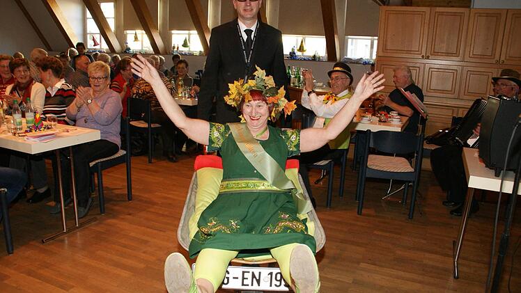 Auf Touren: Michael Ziegler als Security und Andrea Neuß als Eltmanner Weinkönigin, die beim Lied "Alles, bloß ka Wasser net" alles gab.  Foto: sw