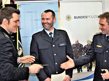 Lehrgangsbester Alexander Politsch (Mitte) wird von seinen künftigen Münchner Vorgesetzten herzlich begrüßt. Foto: Sigismund von Dobschütz