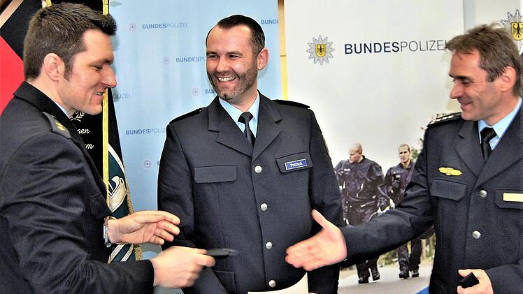 Lehrgangsbester Alexander Politsch (Mitte) wird von seinen künftigen Münchner Vorgesetzten herzlich begrüßt. Foto: Sigismund von Dobschütz