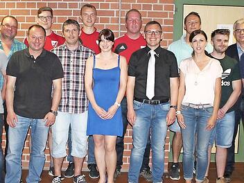 Das neue F&uuml;hrungsteam des FC Hochstadt mit dem Vorsitzenden Georg-Alexander Benos (6. v. re.)  Foto: Werner Hauber