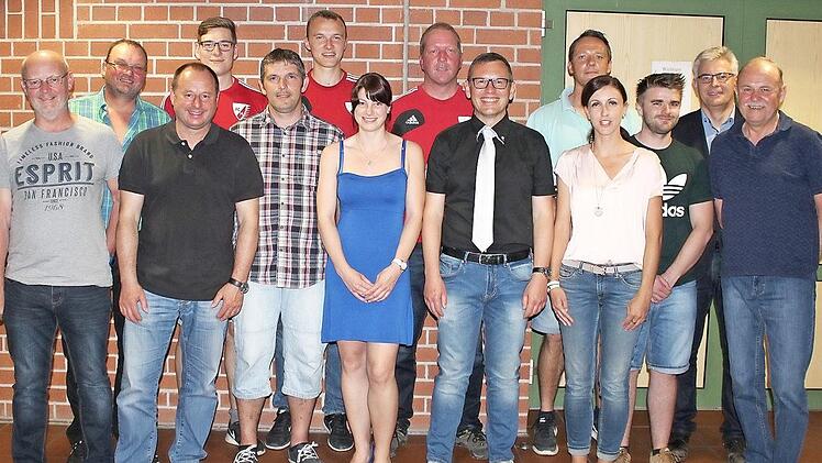 Das neue F&uuml;hrungsteam des FC Hochstadt mit dem Vorsitzenden Georg-Alexander Benos (6. v. re.)  Foto: Werner Hauber