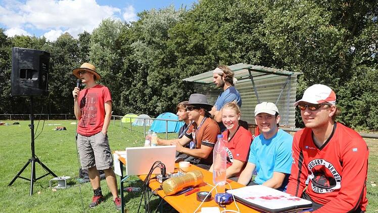 Die Schiedsrichter behalten trotz des Chaos auf dem Spielfeld den &Uuml;berblick. Foto: Barbara Herbst
