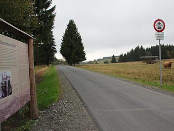 Über 800 Meter lang ist der neue Weg zwischen Bayern und Thüringen, von dem der Tourismus profitieren soll.  Fotos: Veronika Schadeck