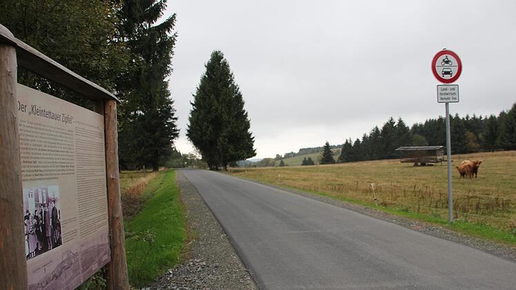 Über 800 Meter lang ist der neue Weg zwischen Bayern und Thüringen, von dem der Tourismus profitieren soll.  Fotos: Veronika Schadeck