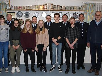 Neue Mitglieder der Rannunger Jugendfeuerwehr sind (vorne von links) Julia Weigand,  Amelie  Bretscher, Sarah Weigand, Lara Seipert, Hanjo Stark und Simon Gerschütz. In der hinteren Reihe (von links ) ist der neue Kommandant Sebastian Röder, der bisherige Kommandant  und jetzige Kreisbrandmeister Andreas Klopf, der zweite Kommandant Daniel  Röder, Kreisbrandrat Benno Metz, Vorsitzender Andreas Wartha und Bürgermeister Fridolin Zehner. Foto:  Dieter Britz