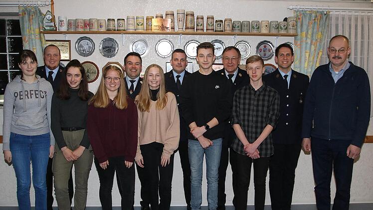 Neue Mitglieder der Rannunger Jugendfeuerwehr sind (vorne von links) Julia Weigand,  Amelie  Bretscher, Sarah Weigand, Lara Seipert, Hanjo Stark und Simon Gerschütz. In der hinteren Reihe (von links ) ist der neue Kommandant Sebastian Röder, der bisherige Kommandant  und jetzige Kreisbrandmeister Andreas Klopf, der zweite Kommandant Daniel  Röder, Kreisbrandrat Benno Metz, Vorsitzender Andreas Wartha und Bürgermeister Fridolin Zehner. Foto:  Dieter Britz