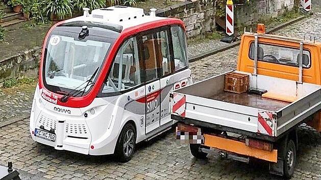 Die Shuttles kreuzen bereits durch die Kronacher Innenstadt. Bald sollen auch Fahrgäste an Bord genommen werden. Foto: Stefan Wicklein