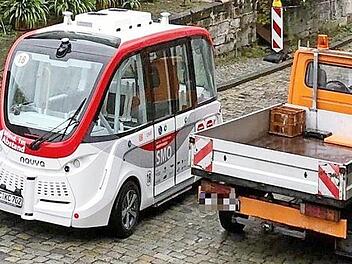 Die Shuttles kreuzen bereits durch die Kronacher Innenstadt. Bald sollen auch Fahrgäste an Bord genommen werden. Foto: Stefan Wicklein