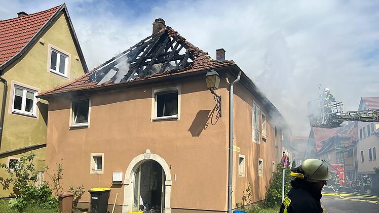 Brand eines Einfamilienhauses in Frickenhausen: Feuerwehr im Einsatz