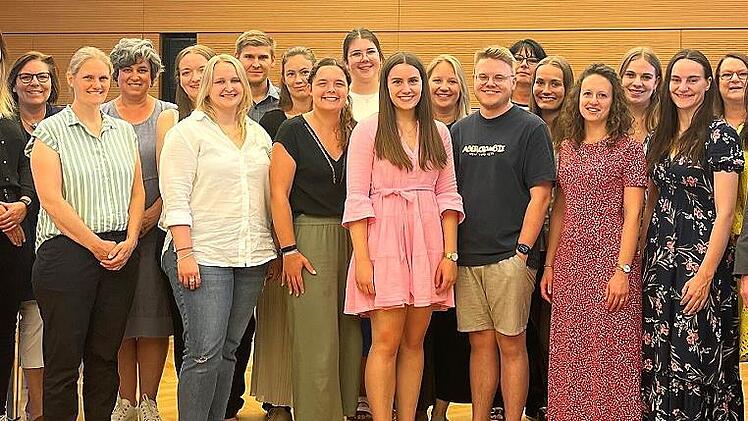 Im Landratsamt verabschiedete Landrat Thomas Bold (rechts) zusammen mit Schulamtsdirektorin Birgit Herré (2. von rechts) die Lehramtsanwärterinnen und Lehramtsanwärter der Grund- und Mittelschulen im Landkreis Bad Kissingen.
