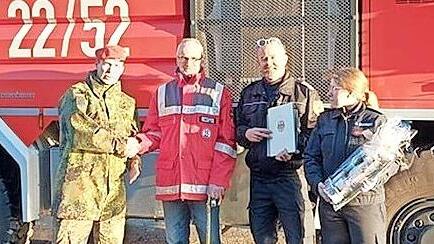 Verabschiedung eines hochverdienten Berufsfeuerwehrmanns: (von links) der stellvertretende Kommandeur Torsten Ziese, Klaus Krapf, Frank Kuchler (Leiter Bundeswehrfeuerwehr) und Nadja Quinkert (stellvertretende Leiterin).