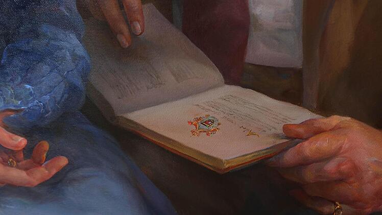 Ein Vorgriff auf das Buch, das Prinz Andreas über sich schreiben lässt? Christoph Wetzel hat es als Accessoire verwendet - so wie die Pferdestatuette bei Prinzessin Stephanie. Fotos: Barbara Herbst