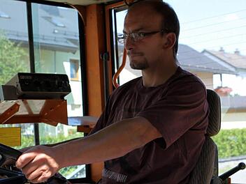 Bereits vor dem Schleppertreffen freut sich Christoph Scherbel auf die große Rundfahrt. Ob er aktiv mit einem Traktor teilnehmen kann, entscheidet sich erst kurz vorher. Wenn mit den Parkplätzen alles klappt, wird er an der Rundfahrt mit dem Traktor eines Verwandten die Runde mit drehen. Foto: Michael Wunder
