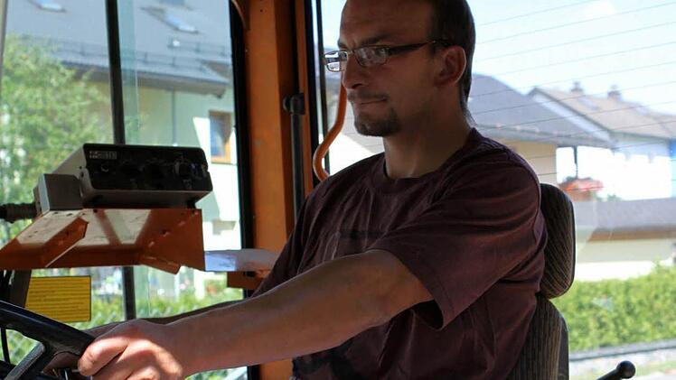 Bereits vor dem Schleppertreffen freut sich Christoph Scherbel auf die große Rundfahrt. Ob er aktiv mit einem Traktor teilnehmen kann, entscheidet sich erst kurz vorher. Wenn mit den Parkplätzen alles klappt, wird er an der Rundfahrt mit dem Traktor eines Verwandten die Runde mit drehen. Foto: Michael Wunder