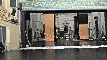 Ein Teppich aus Scheuerlappen soll das Wasser auffangen, das noch vom Eisernen Vorhang herabtropft. Foto: Andrea Kremper