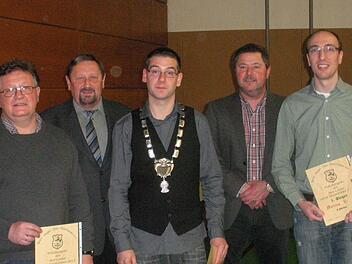 Fischerkönig beim Sport-Angler-Club Petri Heil Ebenhausen wurde Matthias Nickel (Mitte). Ihm gratulierten (von links) Manfred Schmitt, 3. beim Pokalangeln, Vorsitzender Bernhard Braun, sein Stellvertreter Michael Jeßberger und Pokalgewinner Marcus Englert.  Foto: Stefan Geiger