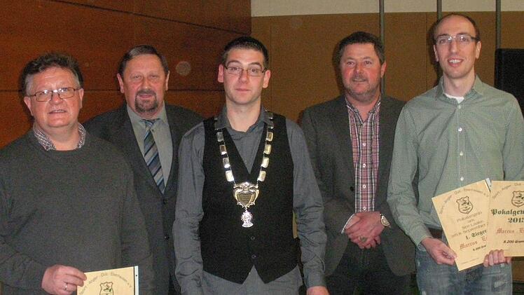 Fischerkönig beim Sport-Angler-Club Petri Heil Ebenhausen wurde Matthias Nickel (Mitte). Ihm gratulierten (von links) Manfred Schmitt, 3. beim Pokalangeln, Vorsitzender Bernhard Braun, sein Stellvertreter Michael Jeßberger und Pokalgewinner Marcus Englert.  Foto: Stefan Geiger