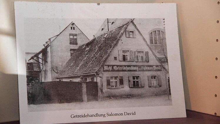 Die Scheune hinter der Getreidehandlung.