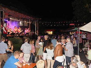 Am Samstag verwandelten die Wickendorfer Musikanten den Festplatz in eine Partymeile. Foto: Uwe Thoma