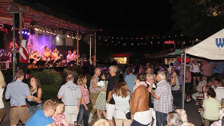 Am Samstag verwandelten die Wickendorfer Musikanten den Festplatz in eine Partymeile. Foto: Uwe Thoma