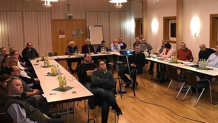 In einer gemeinsamen Sitzung des Stadtrates und des Kirchenvorstandes der evangelisch-lutherischen Kirchengemeinde Ludwigsstadt wurden die Planungen für die Generalsanierung des Hauses für Kinder St. Michael in Ludwigsstadt vorgestellt. Foto: Frank Ziener