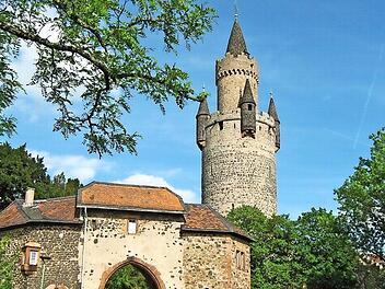 Die Burg Friedberg wird vom 58 Meter hohen Adolfsturm überragt.  Foto: djd/AK Tourismus FrankfurtRheinMain/Wetteraukreis