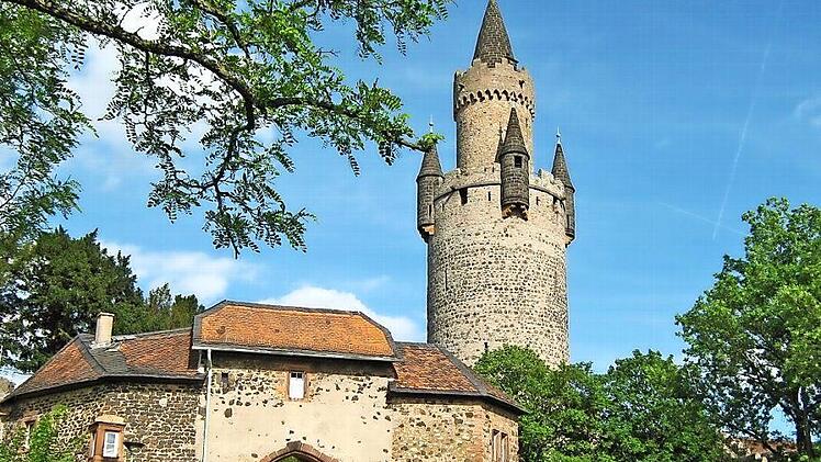 Die Burg Friedberg wird vom 58 Meter hohen Adolfsturm überragt.  Foto: djd/AK Tourismus FrankfurtRheinMain/Wetteraukreis