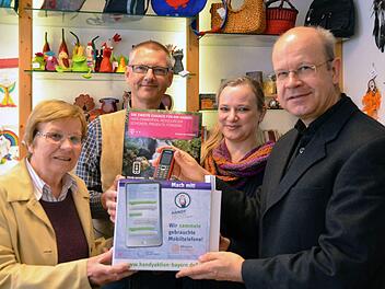 Das Projekt "HandyAktion Bayern" von den beiden großen Kirchen und den Netzwerk "EineWelt":  Charlotte Fries (von links),  die örtliche Vorsitzende von "EineWelt", Pfarrer Steffen Lübke,  Susanne Wahler-Göbel und Pfarrer Matthias Karwath. Peter Rauch