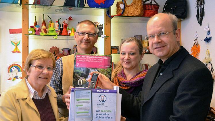 Das Projekt "HandyAktion Bayern" von den beiden großen Kirchen und den Netzwerk "EineWelt":  Charlotte Fries (von links),  die örtliche Vorsitzende von "EineWelt", Pfarrer Steffen Lübke,  Susanne Wahler-Göbel und Pfarrer Matthias Karwath. Peter Rauch