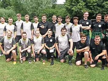 Das Gaudi-Fußballspiel bestritten die "Tranaarer Buam" (links) gegen "SC Fässla". Foto: Thomas Micheel