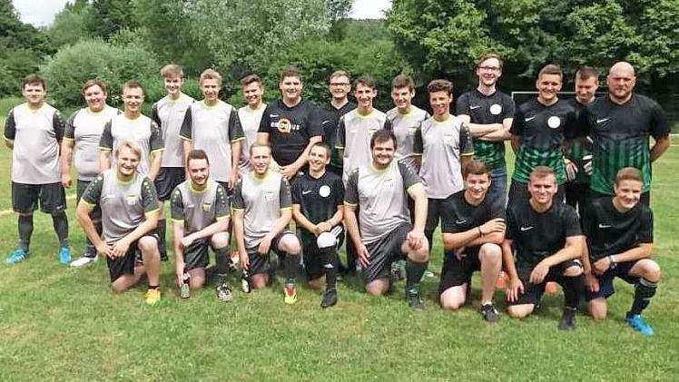 Das Gaudi-Fußballspiel bestritten die "Tranaarer Buam" (links) gegen "SC Fässla". Foto: Thomas Micheel