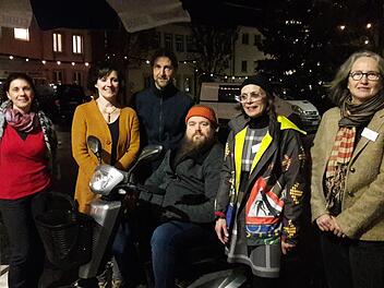 Diese Künstler haben sich zusammen getan und stellen derzeit im Münnerstädter Marktplatz 17 aus: ( von links) Christine Schikora, Regine Merz, Jochen Bier,  Thomas Seuberling, Mia Hochrein, Bärbel Fürst. Es fehlen: Oliver Schikora, Horst M. Kreutz, Peter Wolf, Sabine Häring,  Georg Seifried und Rainer Mößner.Hartmut Hessel